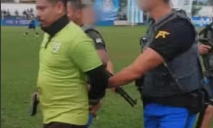Çudira nga Brazili, arbitrit i vihen pranga në fushë, sapo kishte dhënë një të verdhë
