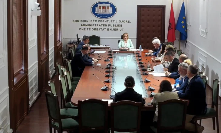 Debat në komisione për “11 majin”, opozita denoncon atë që e konsideron krim elektoral