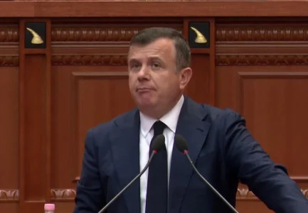 (Debatet) “Zegjine Balluku, tre seanca që s’vjen”/Balla-opozitës: Mos na humbni kohë