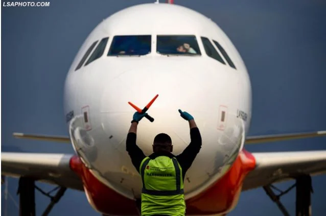 Dëbimi shqiptarëve, britanikët bileta falas Angli-Rinas me avionë specialë, publikohen pamjet