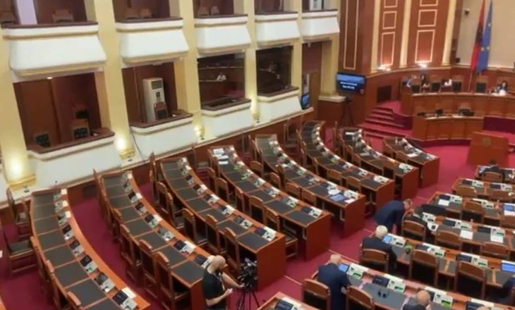 Demokratët ‘harrojnë’ detyrën/ Kuvendi bosh, interes zero për ligjet sociale