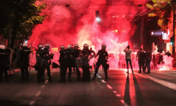 Demonstrata kundër Vuçiç, dhunë dhe të arrestuar/ Çfarë po ndodh në Beograd