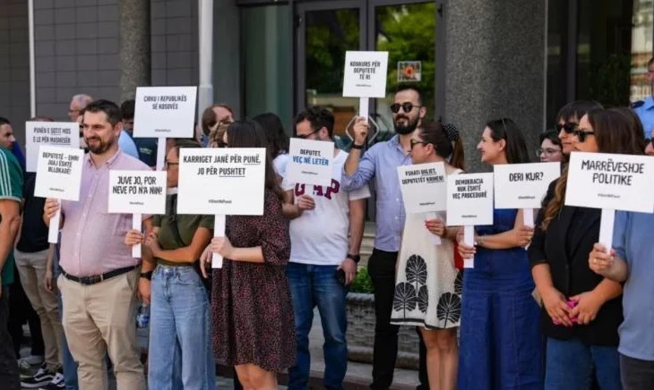 Deputetët marrin pushimet pa krijuar qeverinë! Qytetarët protestë para Kuvendit: Karriget për punë, jo pushtet