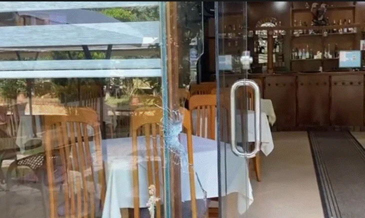 Detaje/ Qëlluan me kallash lokalin e ish-shoferit të Arjan Ndojës, autorët u larguan në këmbë! Pistë hetimi, konflikte pronësie