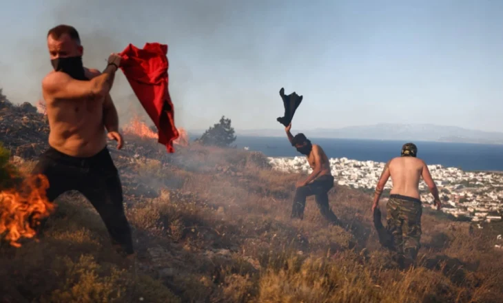 Dhjetëra shtëpi të shkrumbuara nga flakët në Greqi! Zjarri del nga kontrolli, autoritetet e mbrojtjes civile paralajmërojnë…