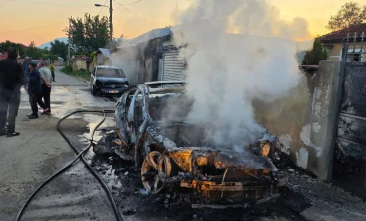 Digjen dy automjete në Maliq, dyshohet për zjarrvënie të qëllimshme