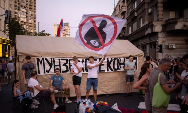 Disa të arrestuar pasi policia serbe heq bllokadat në Beograd