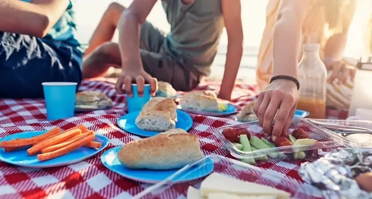 Ditët e nxehta të verës, zbuloni ushqimet që duhet të evitoni në plazh për të ruajtur shëndetin dhe komoditetin