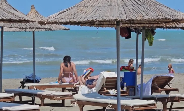 Divjaka,prej 5 vitesh pa rritje çmimesh/Kryebashkiaku:Të mbahet pastër plazhi publik