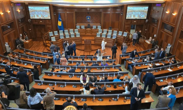 Do të votohet Albulena Haxhiu në krye të Kuvendit? Analiza nga REL: Topi te marrëveshja politike ose Presidentja