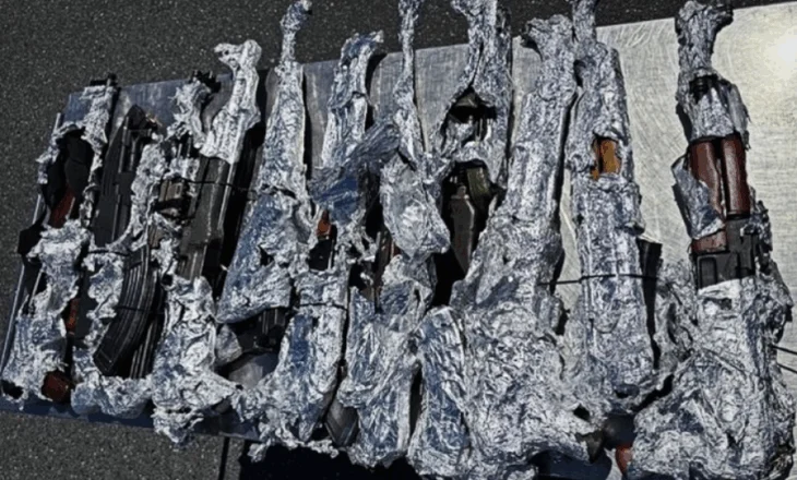Doganierët kroatë zbulojnë 11 kallashnikovë në makinën e një shqiptari të Kosovës