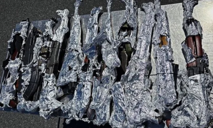 Doganierët kroatë zbulojnë 11 kallashnikovë në makinën e një shqiptari