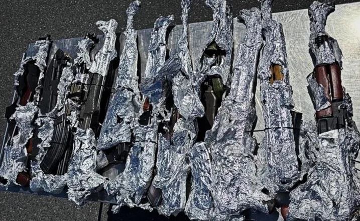 Doganierët kroatë zbulojnë 11 kallashnikovë në makinën e shqiptarit