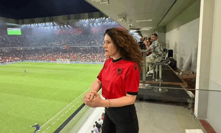 Drejtoresha e Shërbimit me mision aspak sekret në stadium