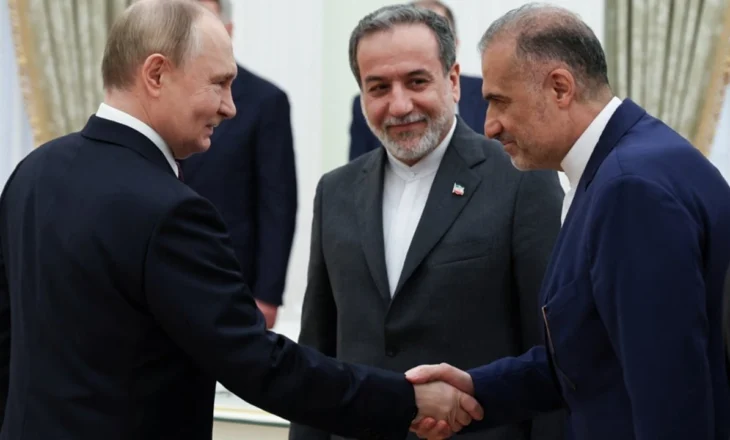 “Duan t’i hedhin benzinë zjarrit”, Kremlini: Rusia mbështet Iranin dhe dënon sulmet amerikane e izraelite!