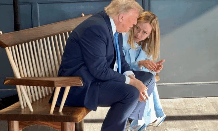 Duke vendosur “fatet e botës” në një stol druri, takimi i veçantë Meloni-Trump