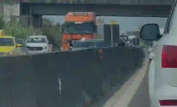 Dy aksidente njëri pas tjetrit në autostradën Tiranë-Durrës, përfshihen 8 makina
