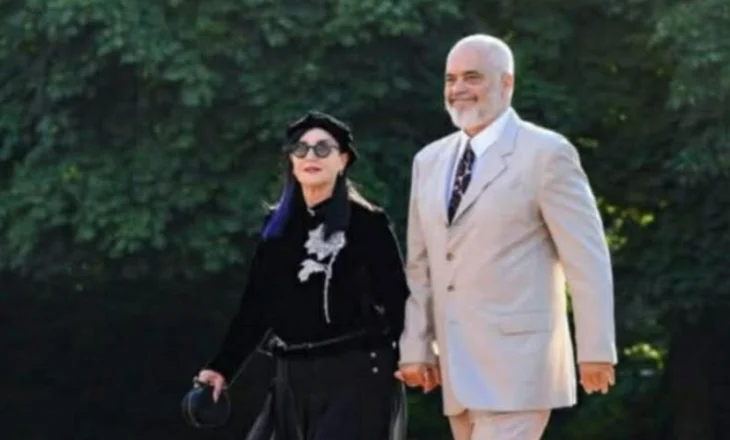 Dy foto, një kryeministër në hall dhe një president amerikan