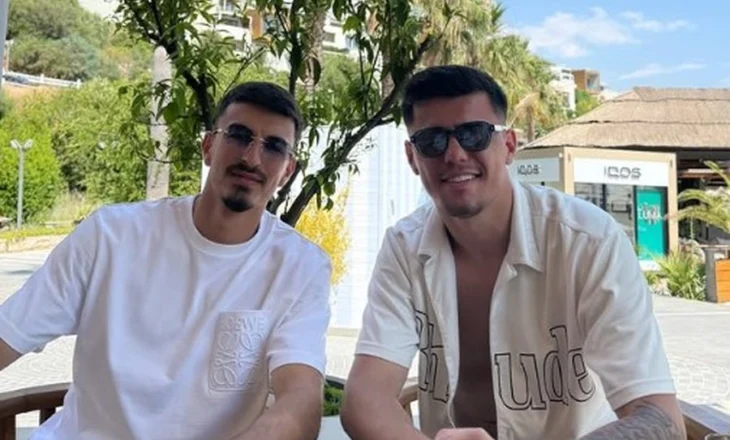 Dy futbollistët e kombëtares shijojnë bregdetin shqiptar së bashku