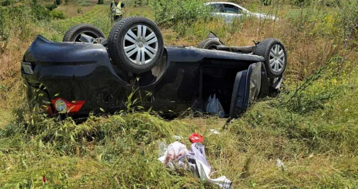 Dy makina përplasen “kokë më kokë” në Maliq, njëri mjet përmbyset në fushë