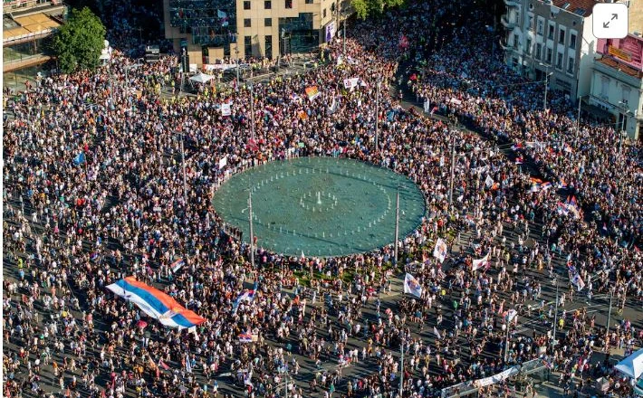 Dy protesta paralele në Beograd: Studentët kërkojnë zgjedhje të parakohshme, mbështetësit e Vuçiç përkrahin presidentin
