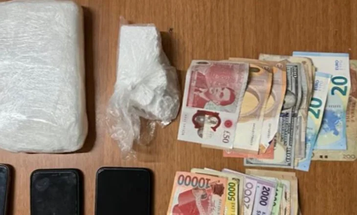 Dy shqiptarët kapen me 1,2 kg kokainë në makinë, nën dyshek dhe bodrum u gjenden 20 mijë euro cash