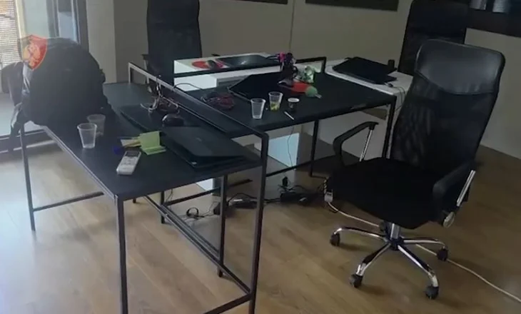 Dy të arrestuar në Tiranë në një call center që mashtronin të huajt me bursa fiktive