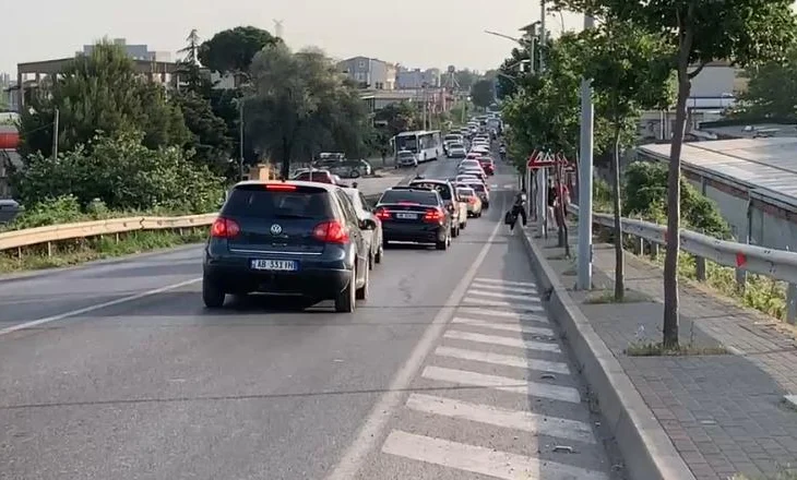 E diela sjell fluks të lartë pushuesish në bregdetin e Shëngjinit, trafiku rëndohet deri në Milot