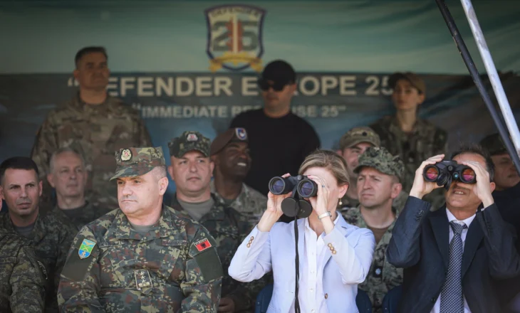 E ngarkuara me punë e SHBA-së në Tiranë, ndjek stërvitjen e trupave amerikane dhe shqiptare në Bizë