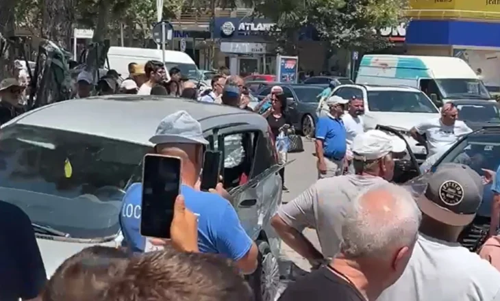 E paprecedentë në Vlorë! Aksidenti shkakton konflikt mes shoferëve, njëri prej tyre përplas makinën tjetër dhe e nxjerr nga rruga