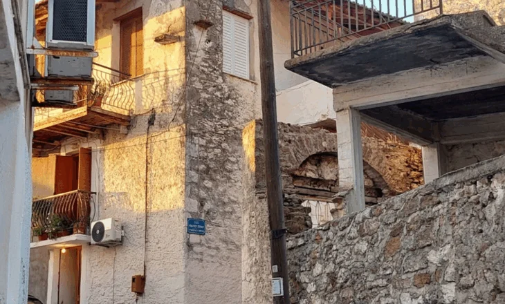 E rëndë në Greqi! Djali vret prindërit me gërshërë