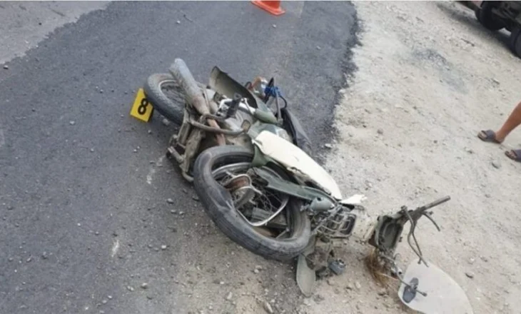 E rëndë në Vlorë/ Dy të rinj aksidentohen me motor, njëri ndërron jetë, tjetra lufton me vdekjen në spital (Emrat)