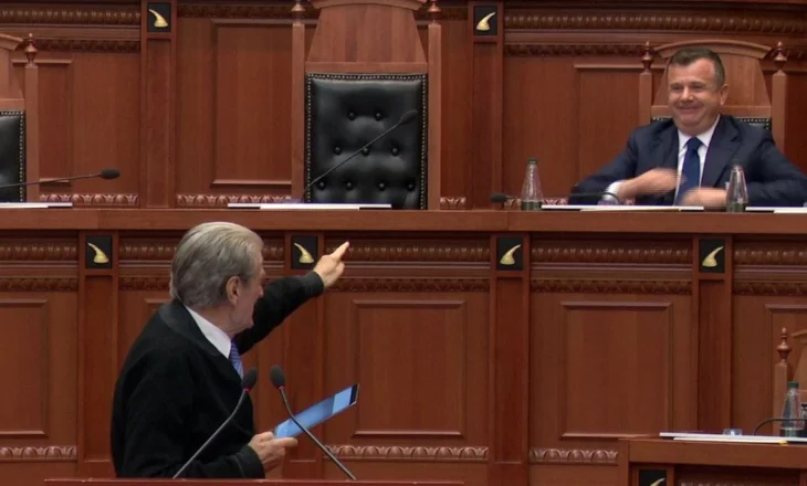 E shkuara kryefjalë e Kuvendit, Koçi e Balla i kujtojnë Berishës vitin ’96: Rrahe kreun e PS! Noka mbron kryedemokratin