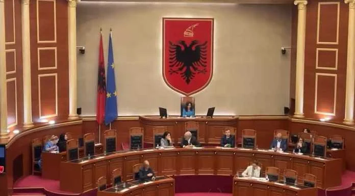 Edi Rama shkon në Parlament pas 6 muajsh mungesë