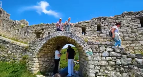 Edi Rama video-mesazh me Beratin: Ju uroj një të diel të paqtë!