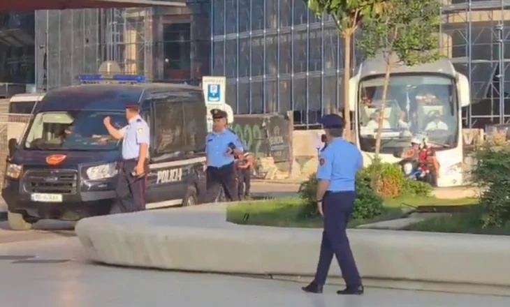 Ekipi serb vjen në stadium nën masa të rrepta sigurie, tifozët shqiptarë e presin me “përshëndetje” (video)