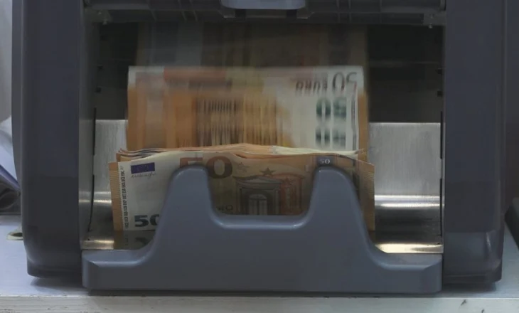 Emigracioni sjell 2 mijë euro në vit për çdo familje shqiptare, 1/4 e tyre nuk ka me se jeton