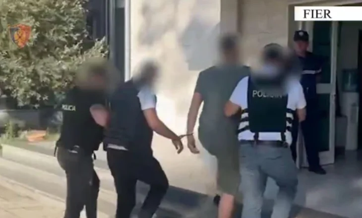 Emrat/ Lëndë narkotike dhe arsenal armësh brenda në banesë, arrestohen dy vëllezër në Fier
