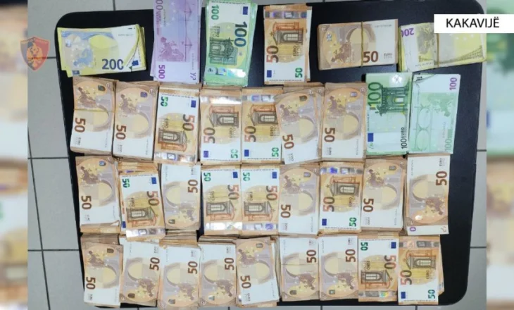 EMRI/ Me çantë shpine me 160 mijë euro me vete tentoi të hynte ilegalisht në Shqipëri, arrestohet 41-vjeçari
