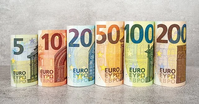 Euro prek ‘fundin’, monedha europiane zbret në minimumin e ri historik