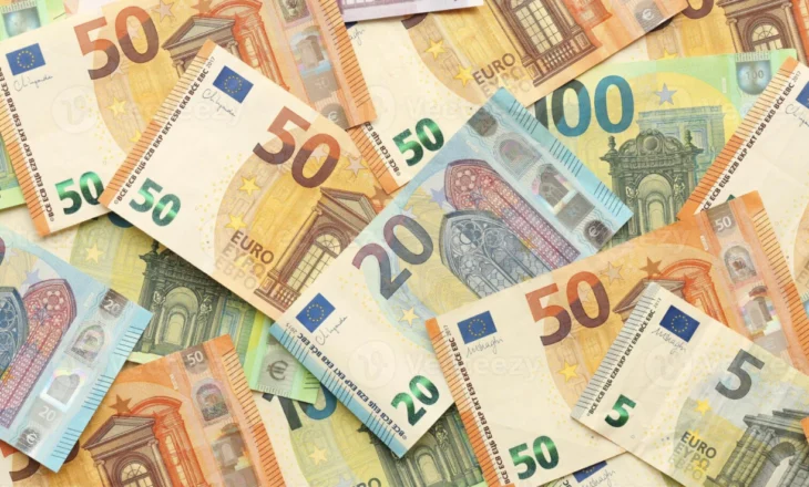 Euro prek “fundin”, monedha europiane zbret në minimumin e ri historik