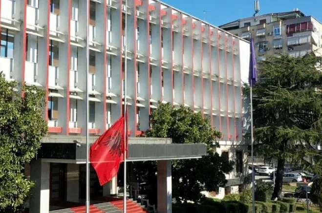 Evakuimi i 5 shqiptarëve nga Izraeli, Hasani: 3 mbërritën në Tiranë, 2 të tjerët..