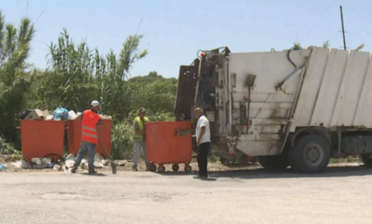 ‘Faji i banorëve, bëjnë shumë plehra’/ Kompania e pastrimit lë me javë të tëra pa pastruar koshat në Dimal