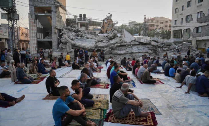 Falja e Bajramit mes rrënojave të xhamive të Gazës, palestinezët: Të palëkundur në provën e vullnetit ndaj Zotit