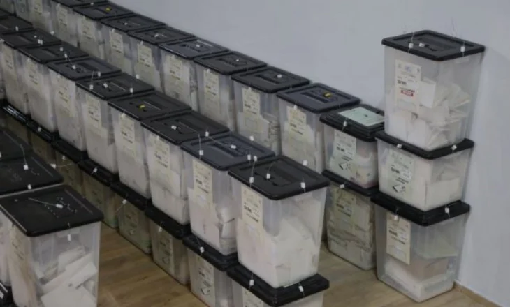 Farsa elektorale/ KAS vendos rihapjen e kutive të mbi 1200 qendrave të votimit në Tiranë