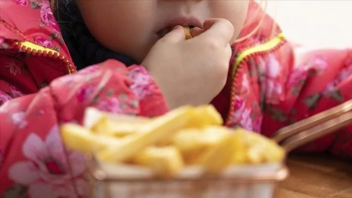 Fëmijët që e përtypin pak dhe shpejt ushqimin më të prirur ndaj obezitetit