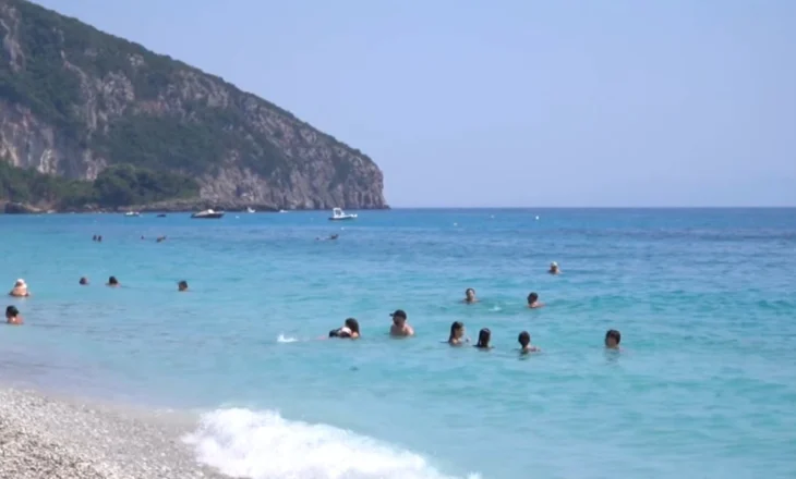 Fëmijët që humbën nga pakujdesia, raste të shumta në plazhe me pushuesit, të gjitha kanë përfunduar me gjetjen e të miturve