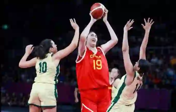 Femra më e gjatë e basketbollit botëror, 18 vjeçarja kneze Ziju mahnit me performancën e saj