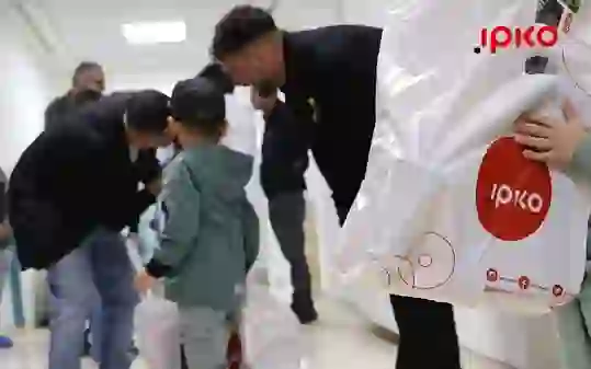 Festa e 1 Qershorit nis me dashuri dhe përkushtim në repartin e Onkologjisë, IPKO dhe Ledri Vula vizitojnë heronjtë e vegjël në QKUK