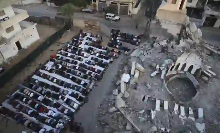 Festa mes rrënojave të Gazës, palestinezët falin namazin e Kruban Bajramit në kushte ekstreme